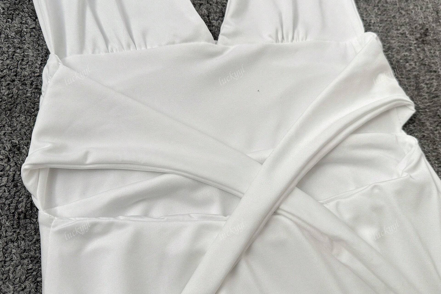 Robe Courte Évasée avec Col Haut et Décolleté Profond