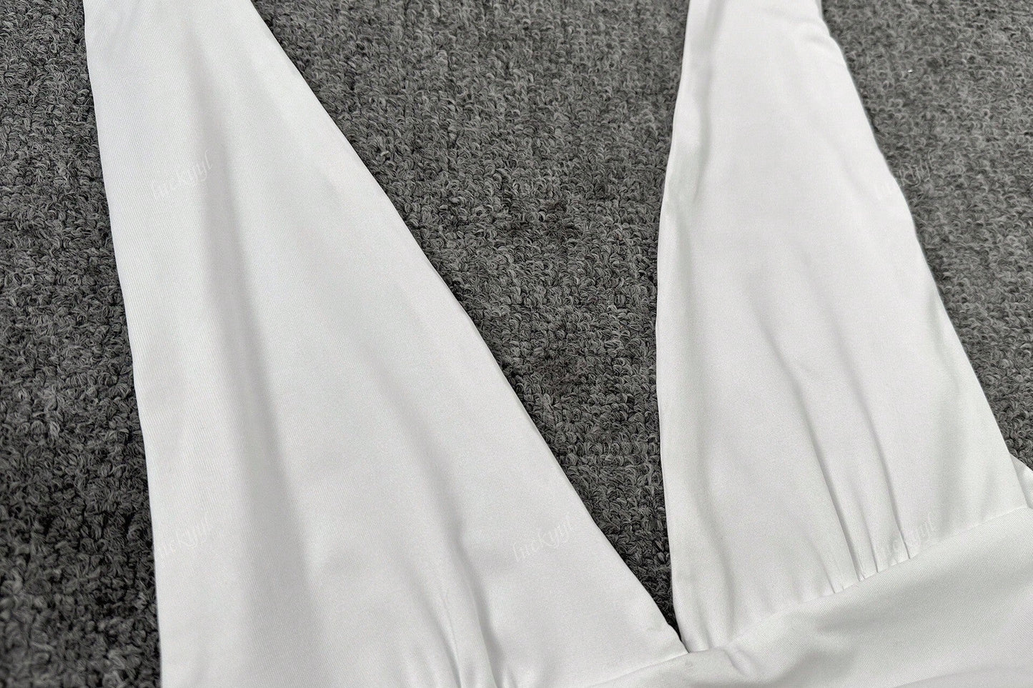 Robe Courte Évasée avec Col Haut et Décolleté Profond