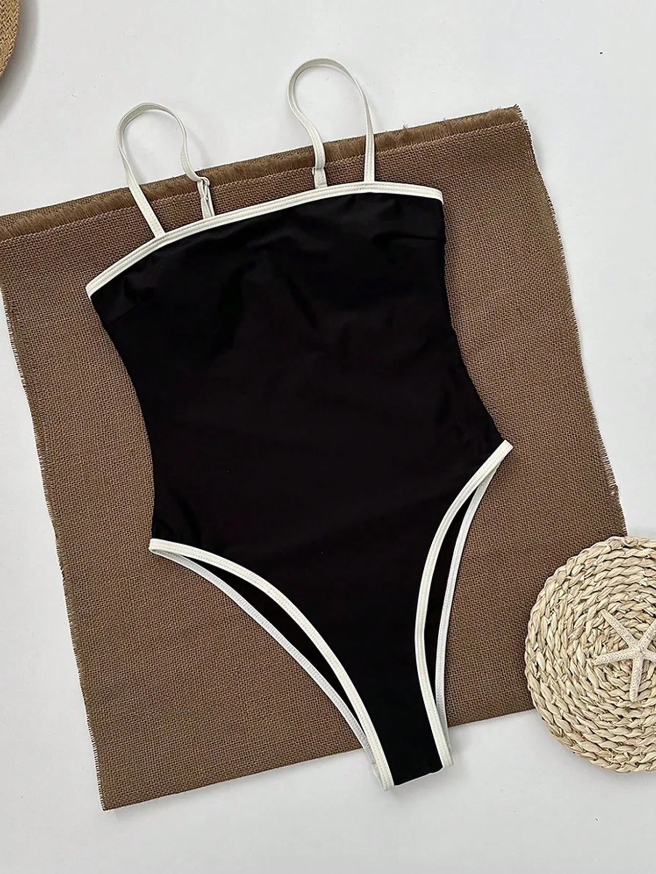 Maillot de bain femme noir élégant avec décolleté et détails contrastés