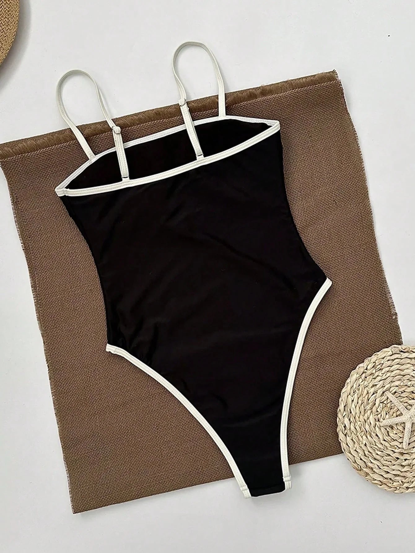Maillot de bain femme noir élégant avec décolleté et détails contrastés
