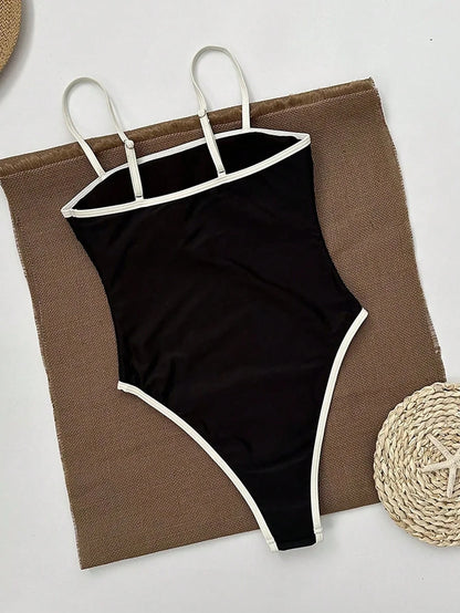 Maillot de bain femme noir élégant avec décolleté et détails contrastés
