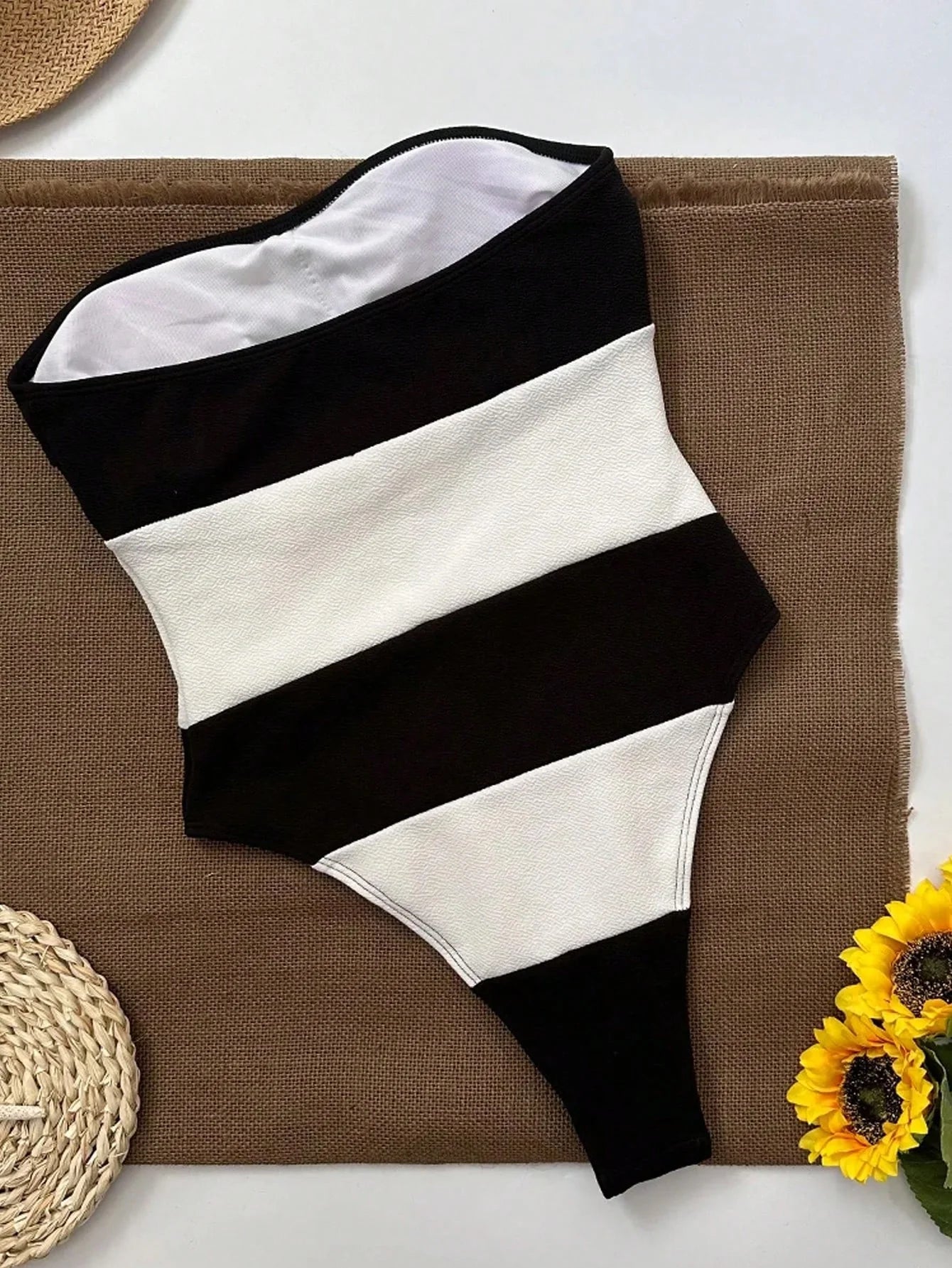 Maillot de Bain Haut de Gamme sans Bretelles avec Découpe Haute
