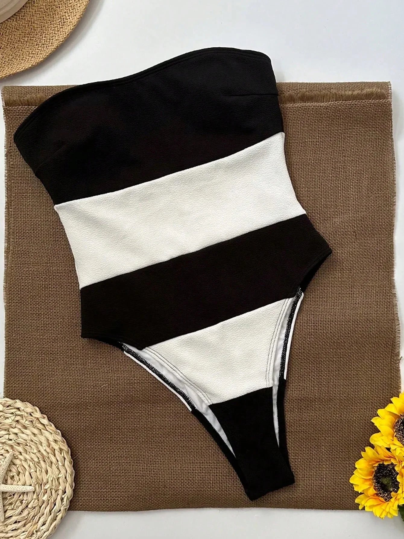 Maillot de Bain Haut de Gamme sans Bretelles avec Découpe Haute