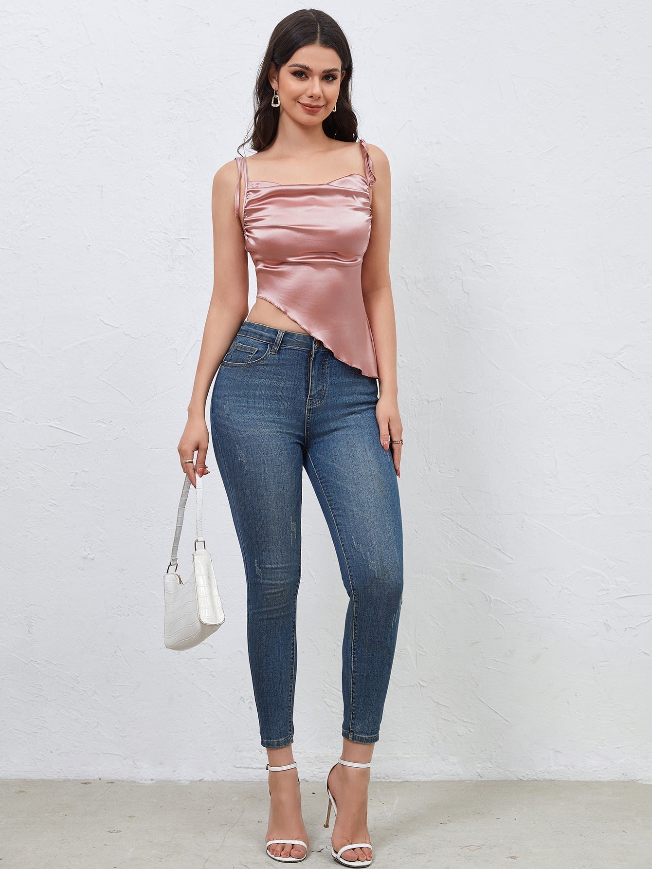 Top femme court en satin rose avec décolleté asymétrique