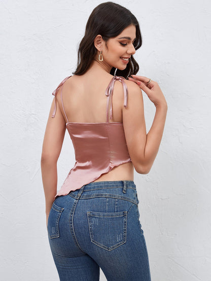 Top femme court en satin rose avec décolleté asymétrique