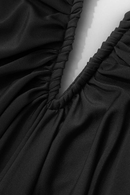 Robe Cocktail Épaules Découvertes avec Drapage Élégant