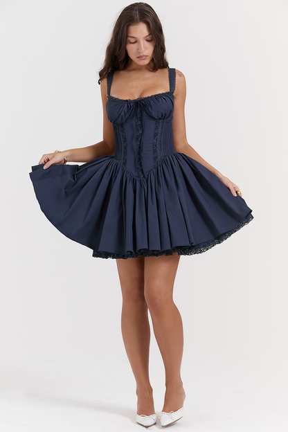 Robe corsetée féminine avec bretelles et détails volants