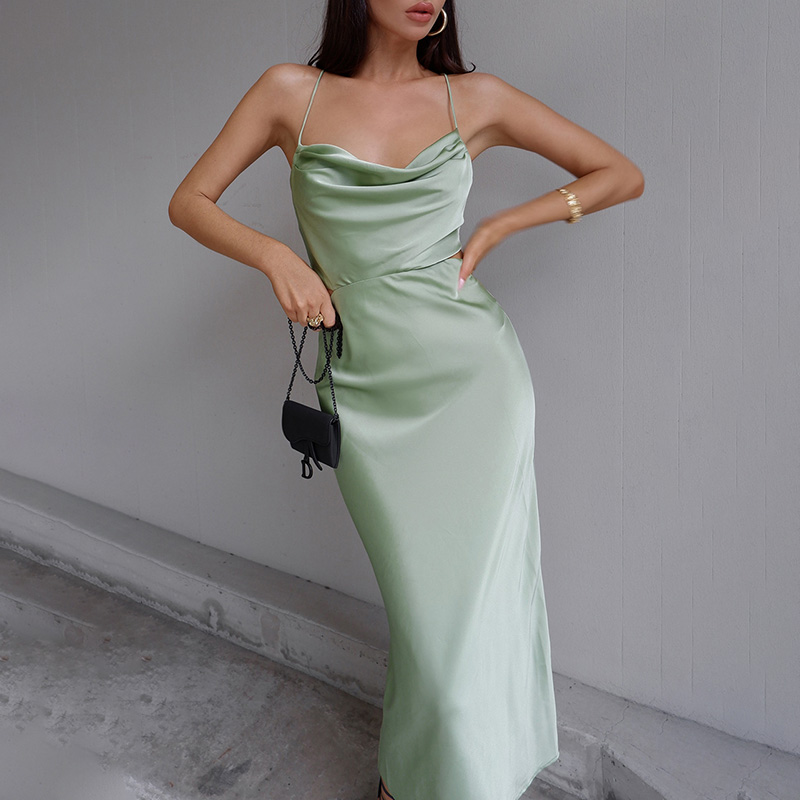 Robe Soirée Satin Col Rond Fente Arrière Élégante
