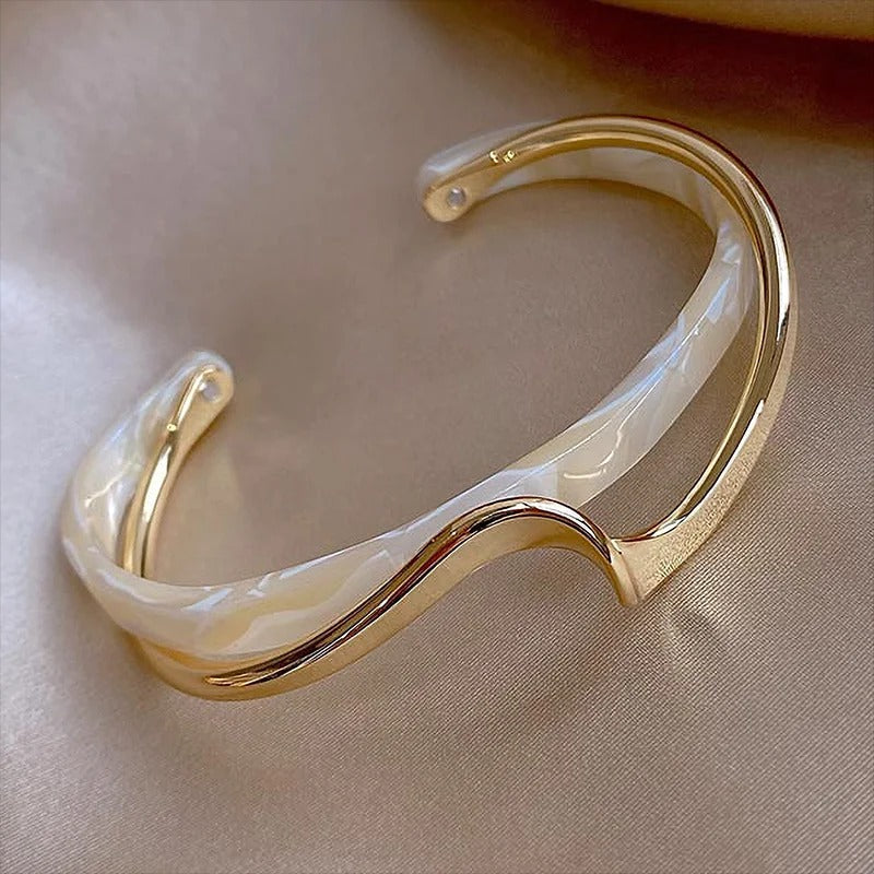 Bracelet Manchette Élégant avec Ondulations et Bords Ouvrants