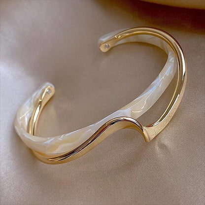 Bracelet Manchette Élégant avec Ondulations et Bords Ouvrants