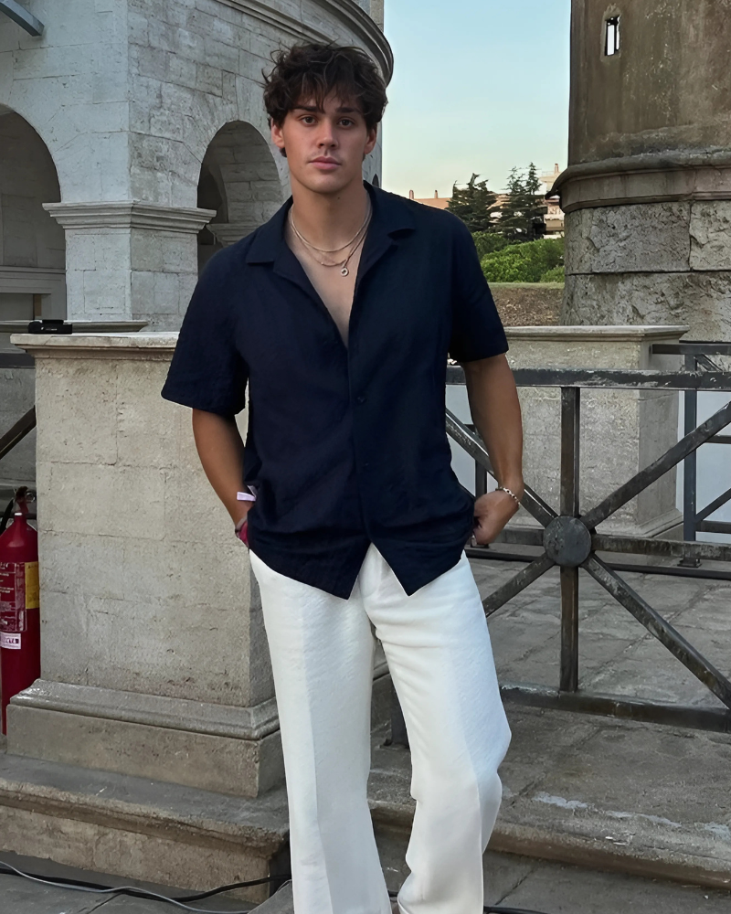 Tenue Été Homme : Chemisier Court, Pantalon Lin et Chaîne en Or
