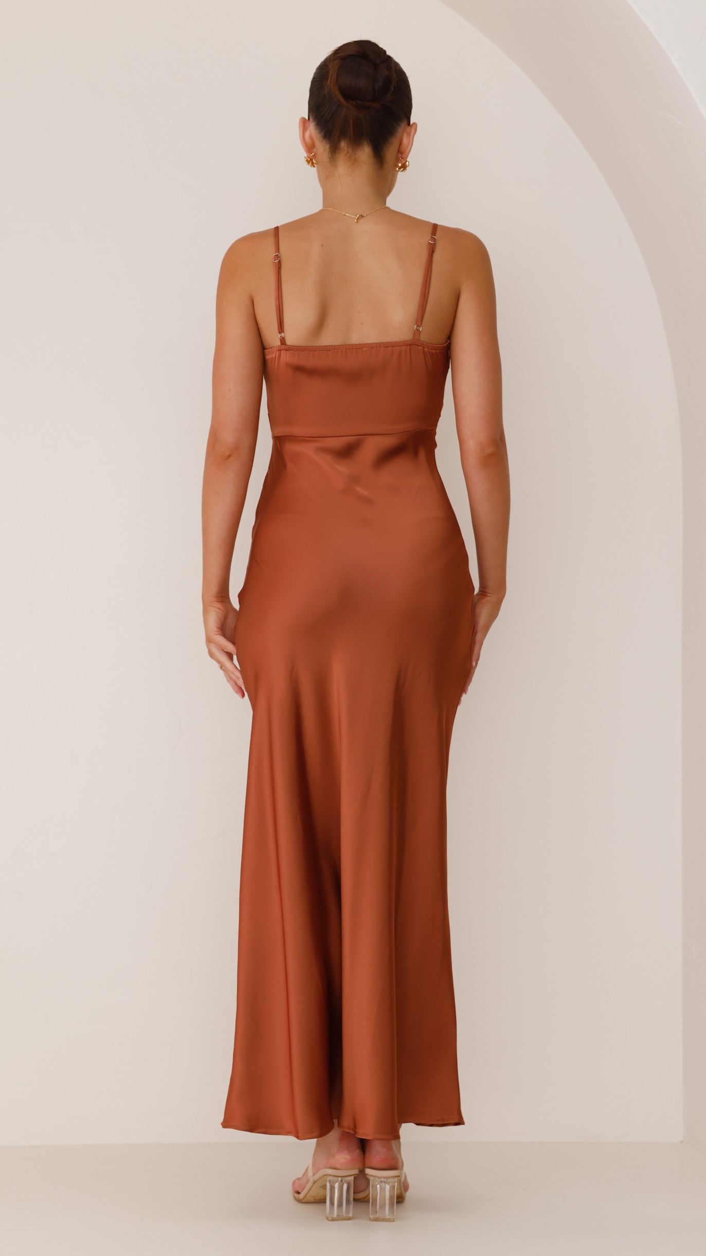 Robe maxi en satin avec bretelles fines et fente haute
