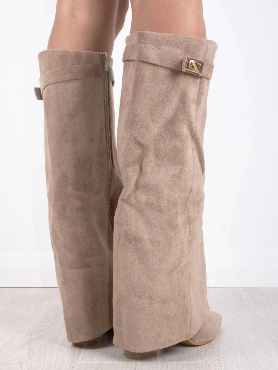 Bottines Femme en Suede Noir avec Détails Dorés