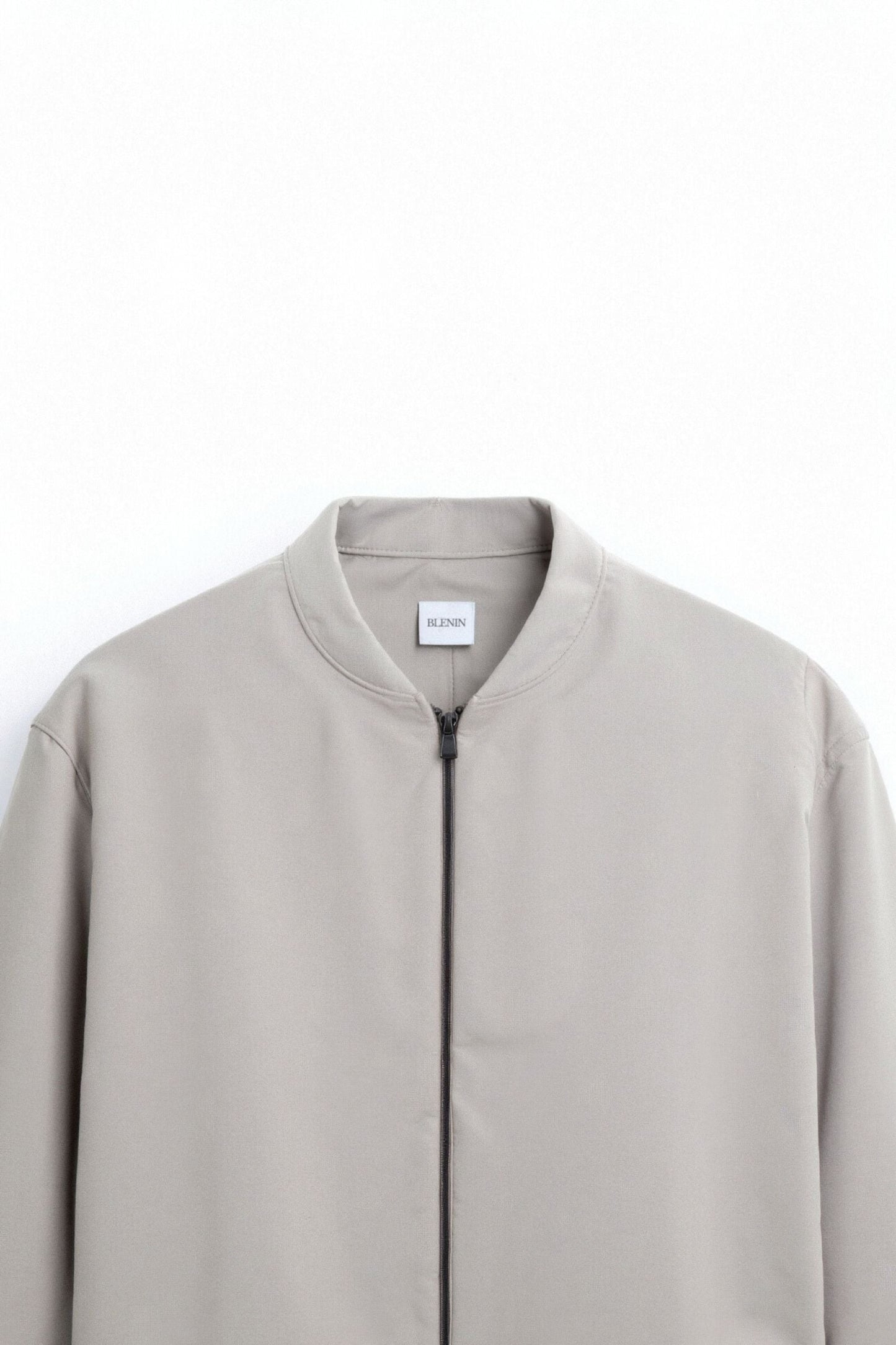 Blouson Aviateur Minimaliste Élégant et Polyvalent