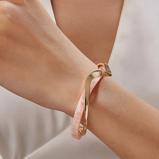 Bracelet Manchette Élégant avec Ondulations et Bords Ouvrants - PanierRoyale