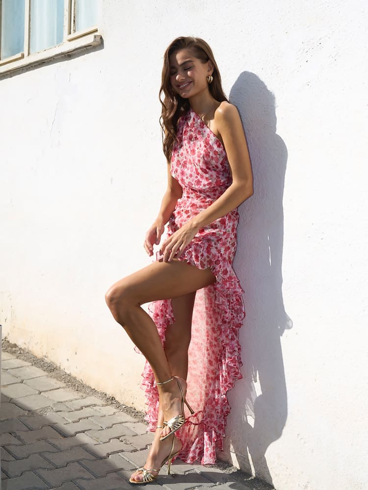 Robe fleurie asymétrique avec fente sur le côté