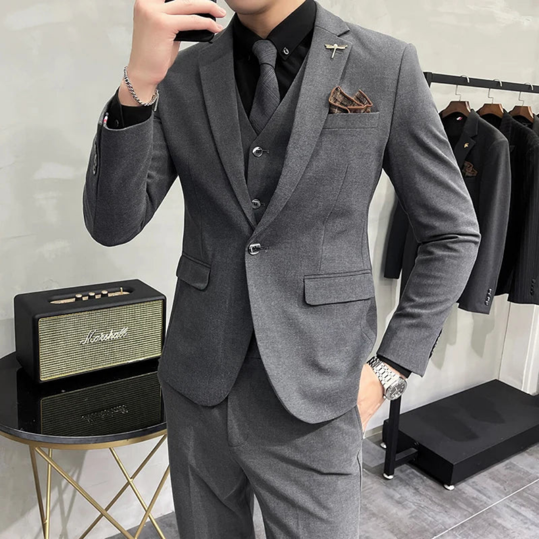 Costume Homme Noir Classique Trois Pièces avec Gilet et Cravate - PanierRoyale