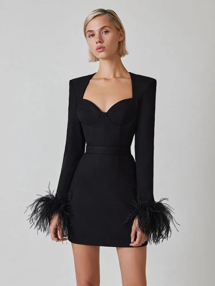 Robe Courte Élégante à Plumes
