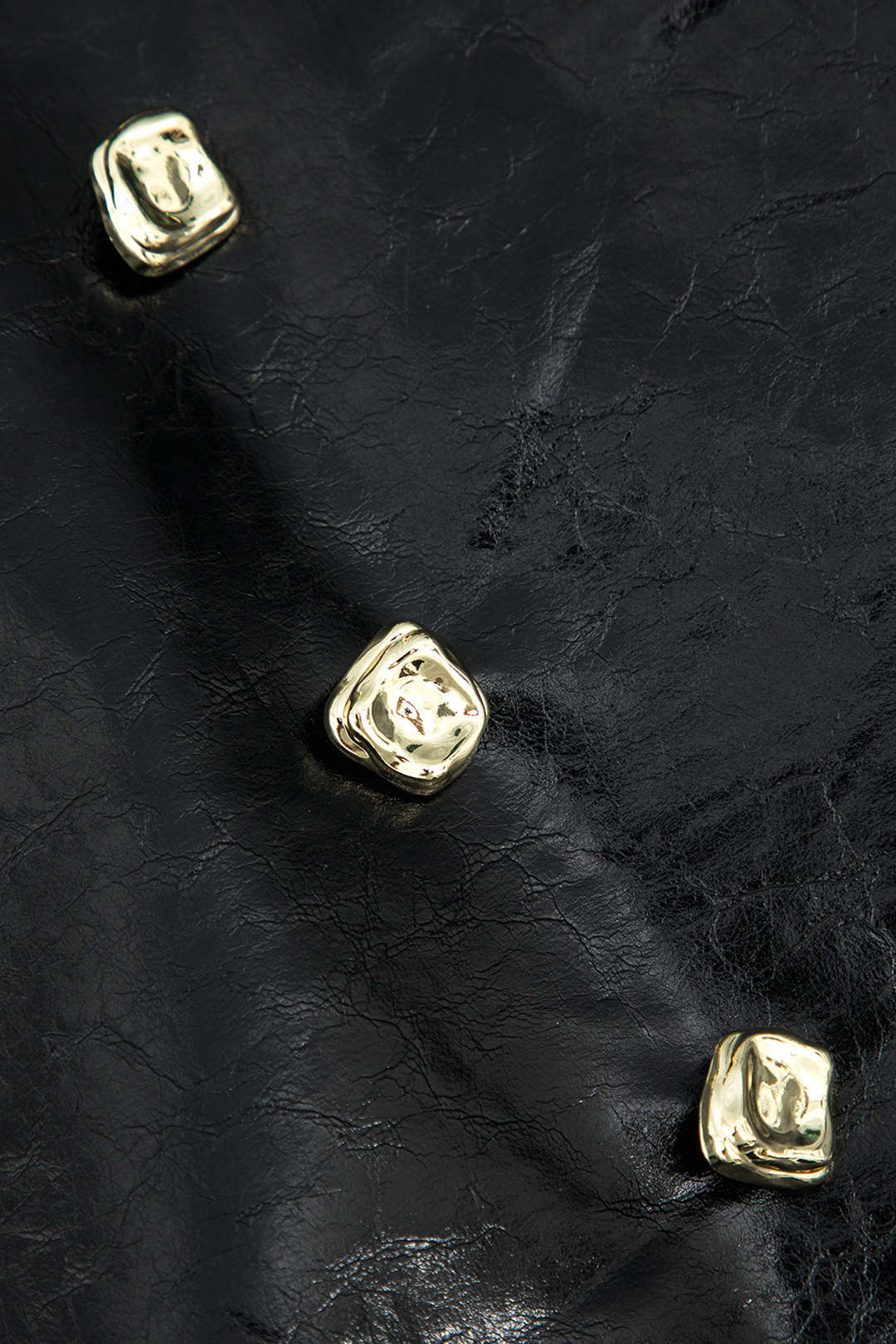 Robe Mini en Cuir Noir Élégante avec Boutons Dorés