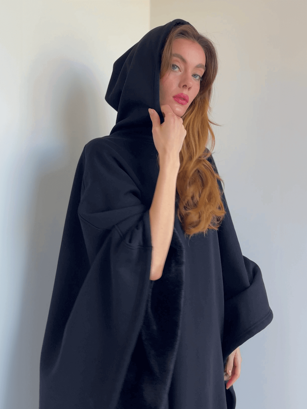 Cape Femme Noir Chic et Élégante - PanierRoyale