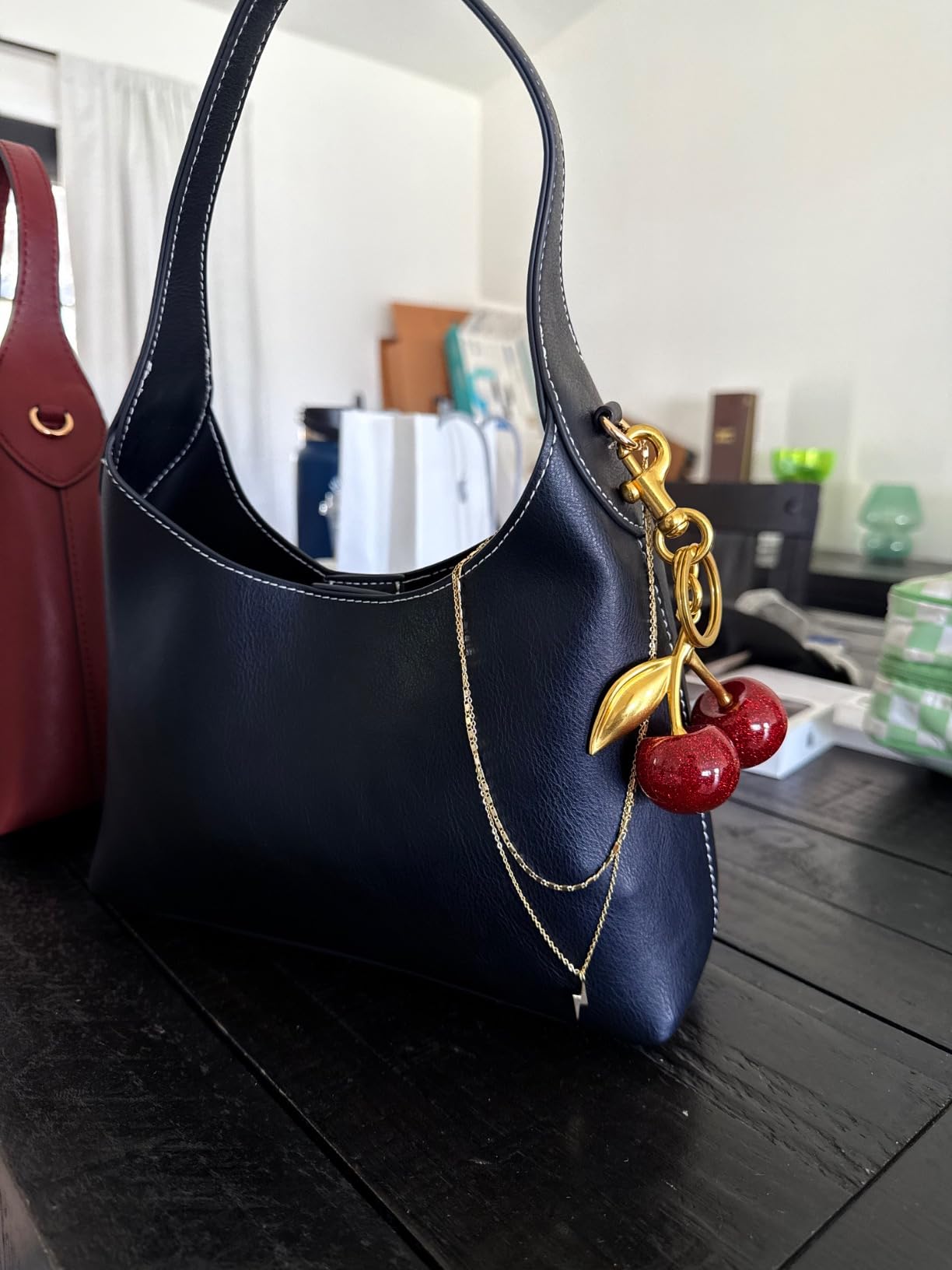 Sac à Main Femme Noir avec Pendentif Élégant