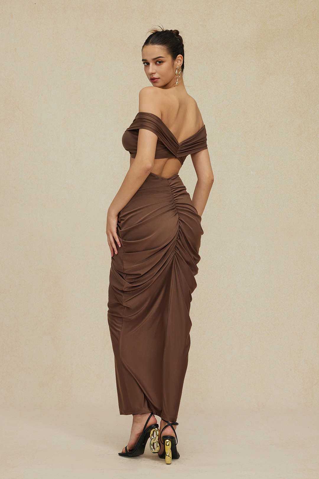 Robe Cocktail Épaules Découvertes avec Drapage Élégant