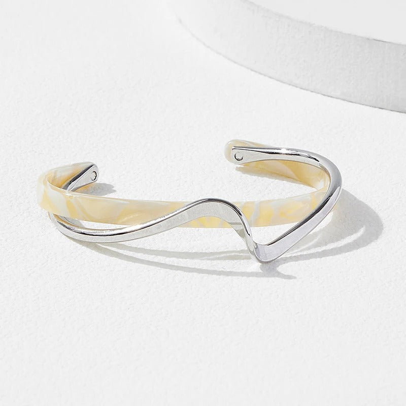 Bracelet Manchette Élégant avec Ondulations et Bords Ouvrants