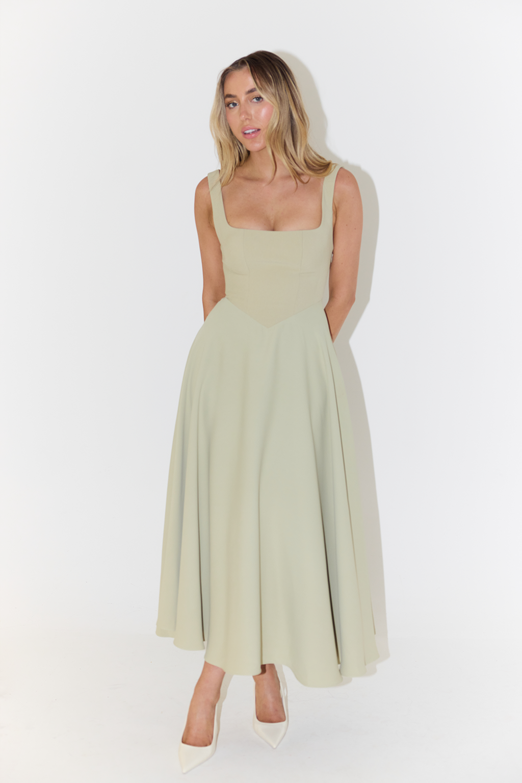 Robe Longue Évasée à Épaules Carrées - Noir, Blanc, Menthe