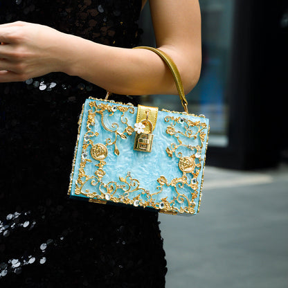Sac de Soirée En Acrylique Bleu Ciel avec Décor Or Baroque