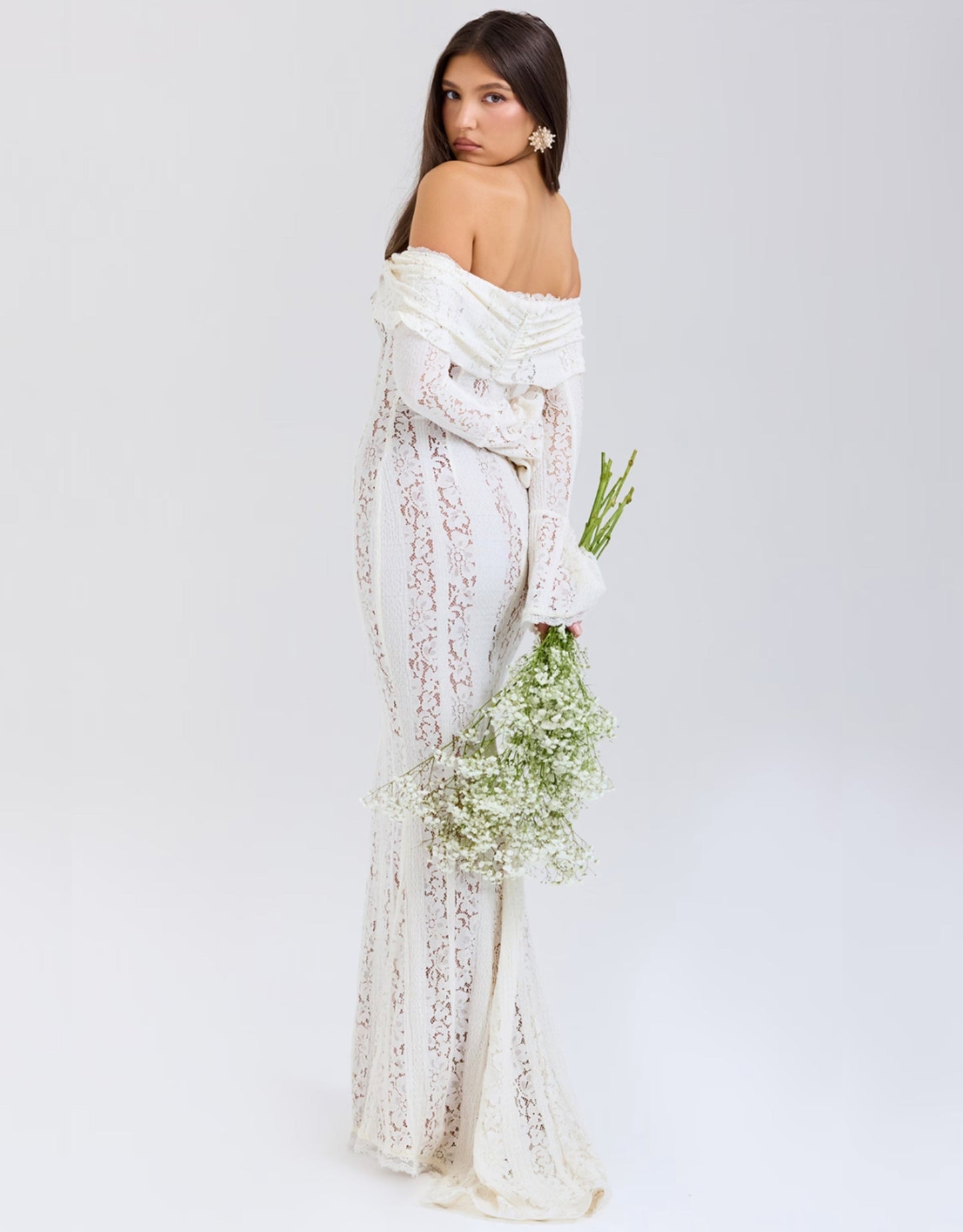 Robe de Soirée Élégante avec Décolleté Profond et Manches Longues