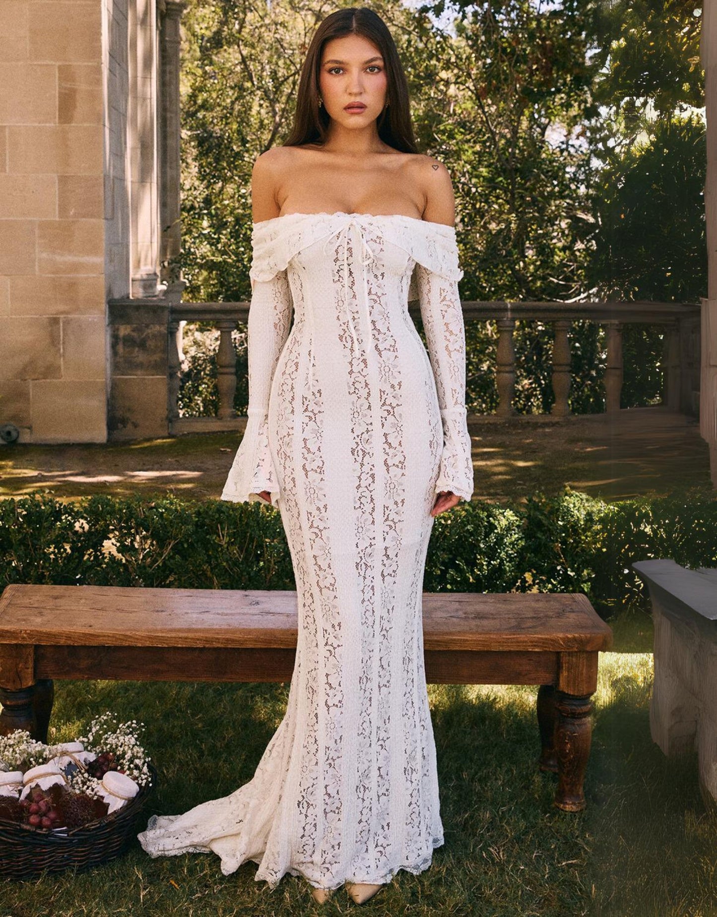 Robe de Soirée Élégante avec Décolleté Profond et Manches Longues