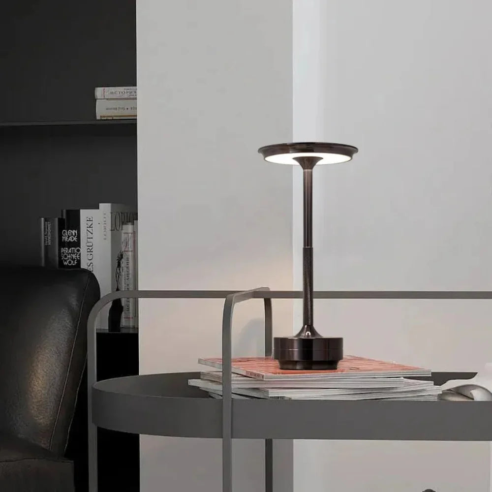 AuraLumi™ – Lampe de Table Sans Fil Éclairage Ajustable en Aluminium
