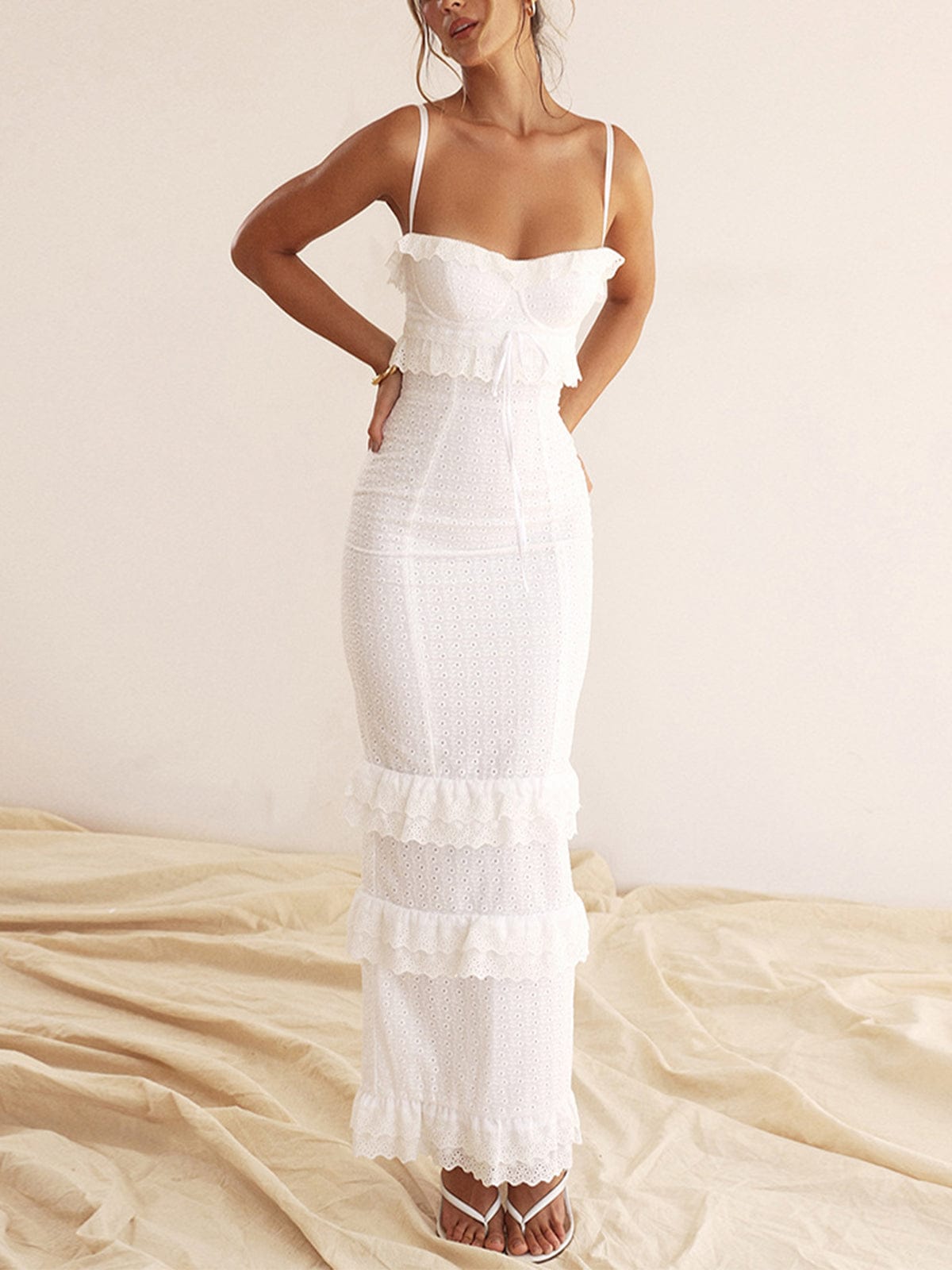 Robe en dentelle Blanche Élégante avec Volants