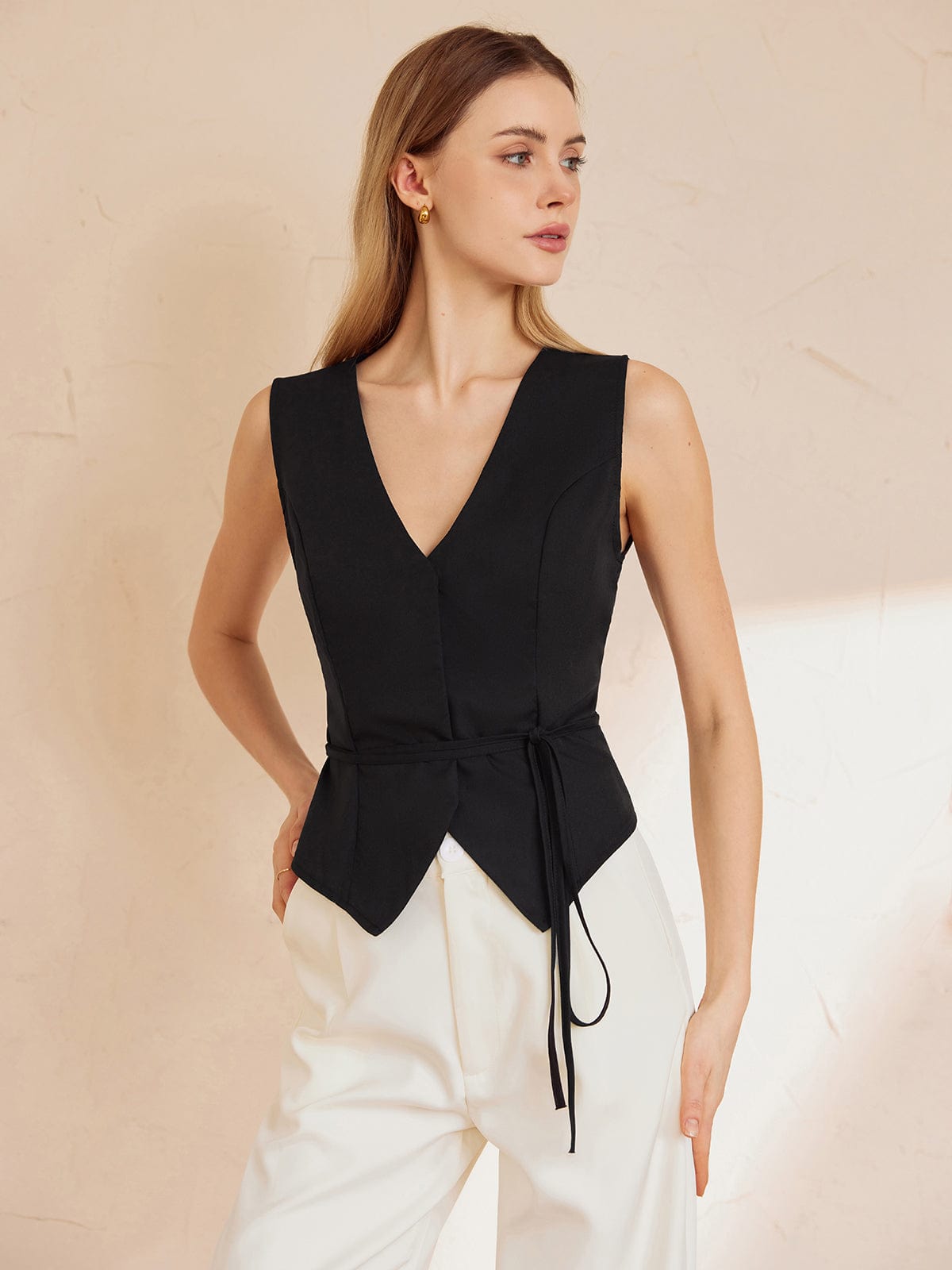 Isabella | Top Noir Sans Manches avec Ceinture à la Taille