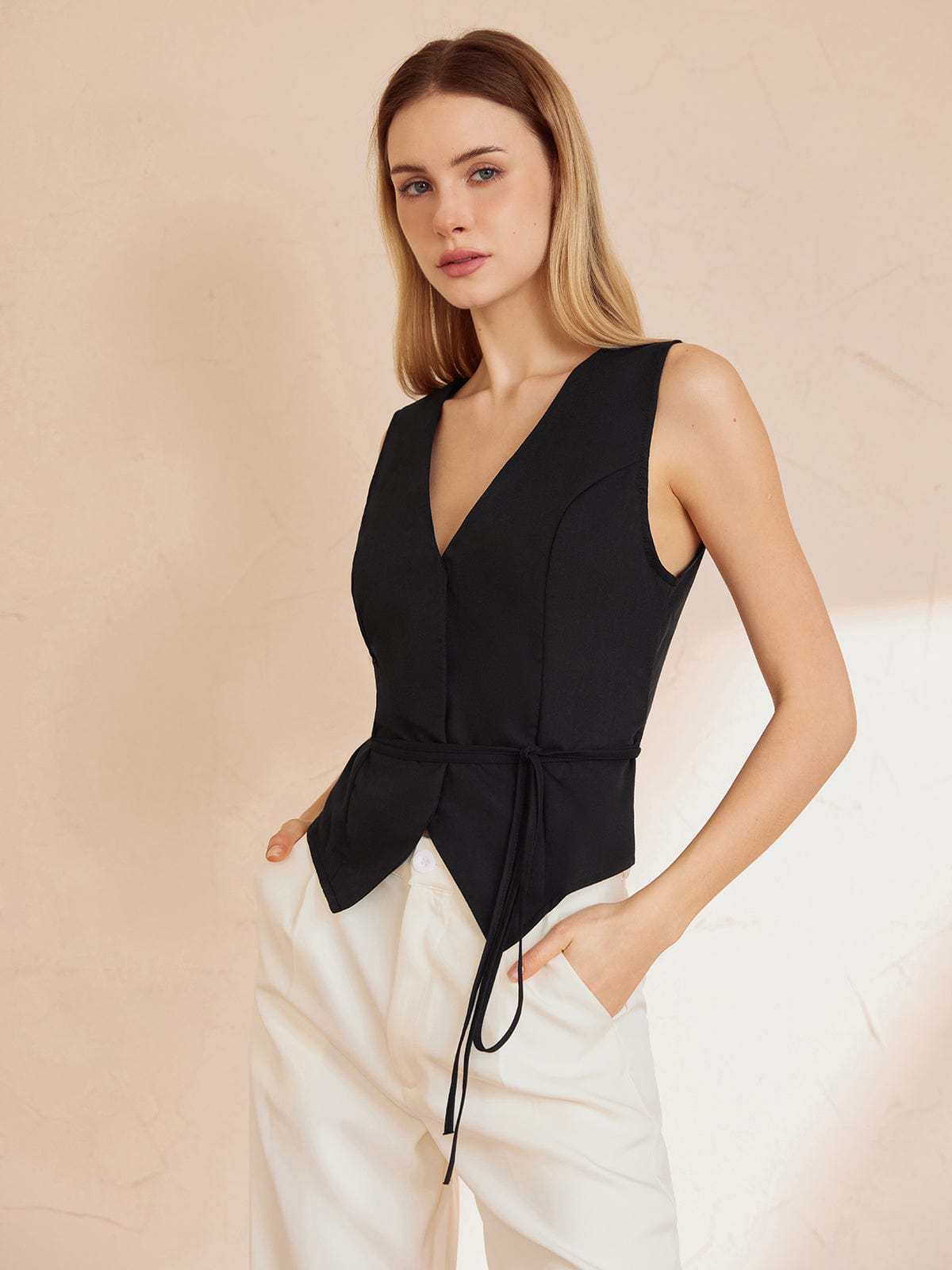 Isabella | Top Noir Sans Manches avec Ceinture à la Taille - BerlinGlamour