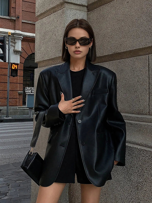 Blazer Cuir Classique avec Poches et Détails Élégants - BerlinGlamour