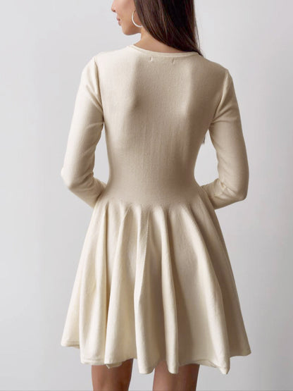 Robe Skater Féminine en Crème à Manches Longues