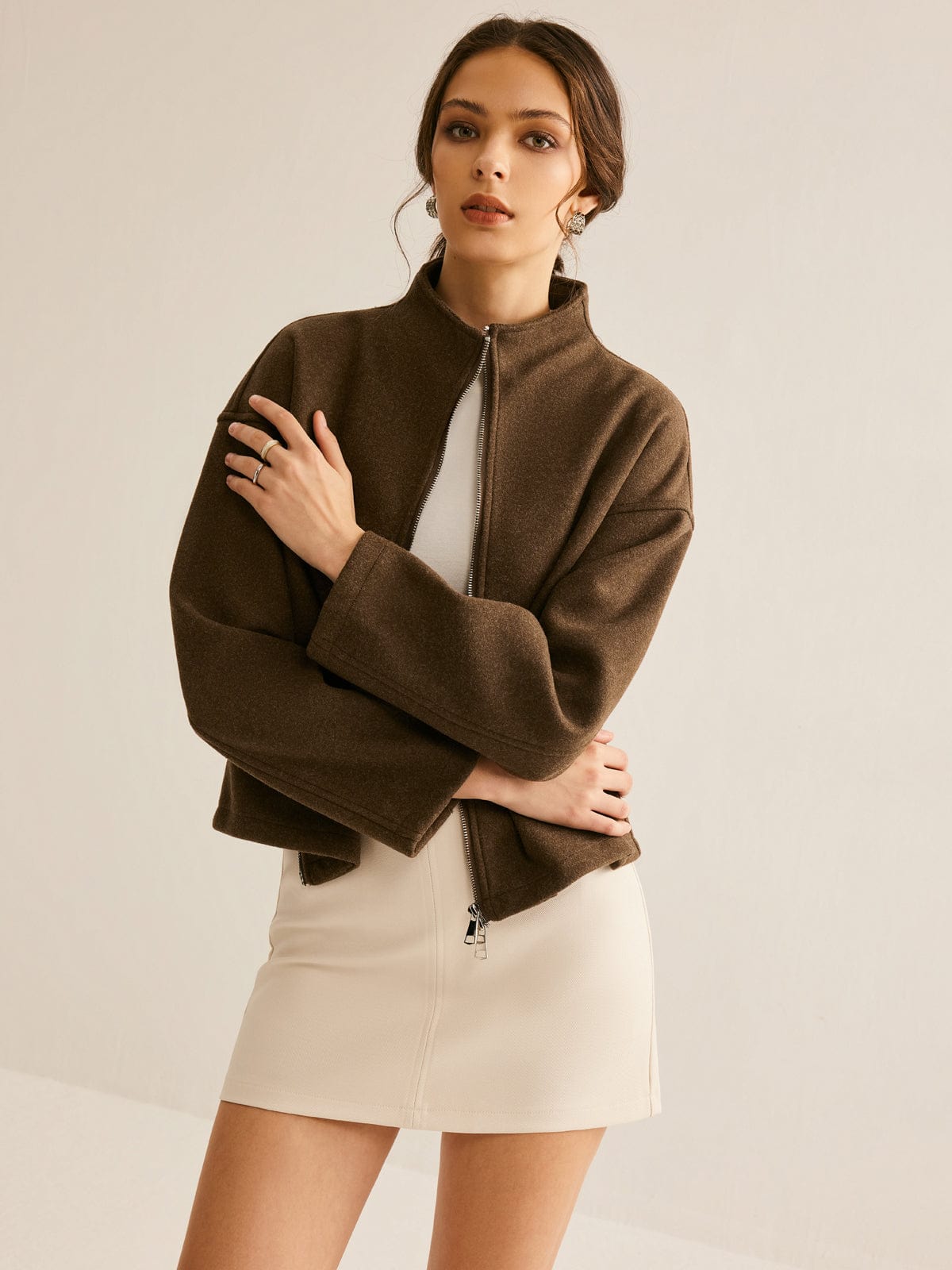 Veste Brun Courte Col Montant Élégante et Minimaliste