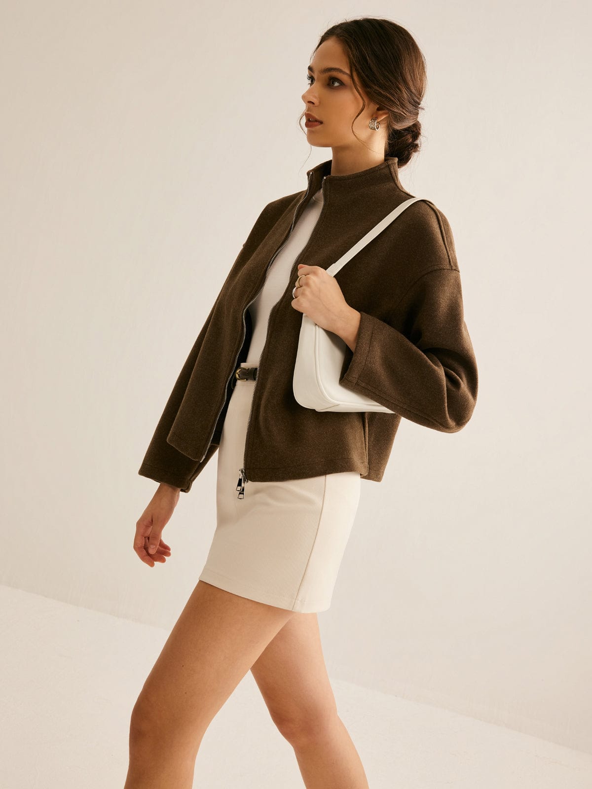 Veste Brun Courte Col Montant Élégante et Minimaliste