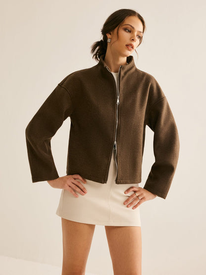 Veste Brun Courte Col Montant Élégante et Minimaliste