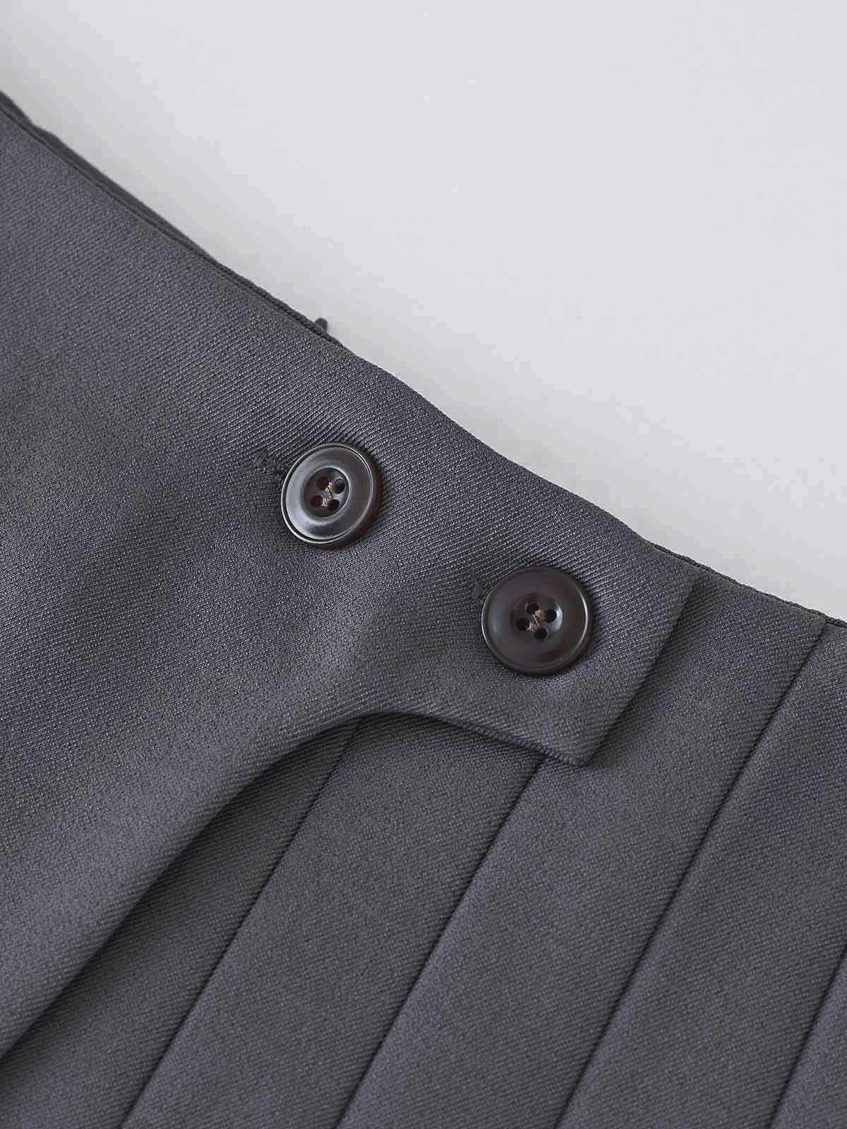 Robe à plis avec taille haute et détails boutons