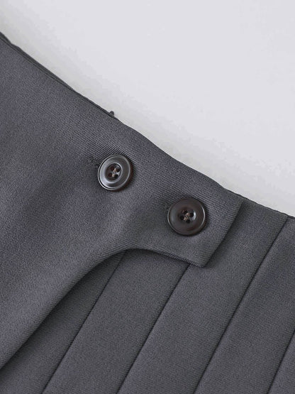 Robe à plis avec taille haute et détails boutons