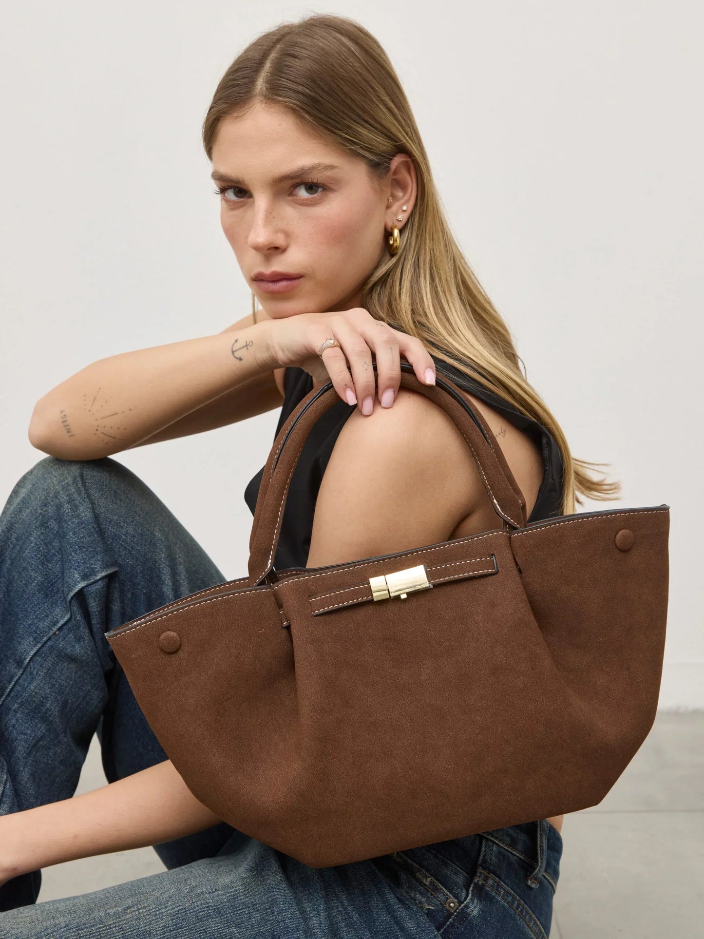 Sac à Main Cuir Brun avec Fermeture Dorée et Bretelles Réglables