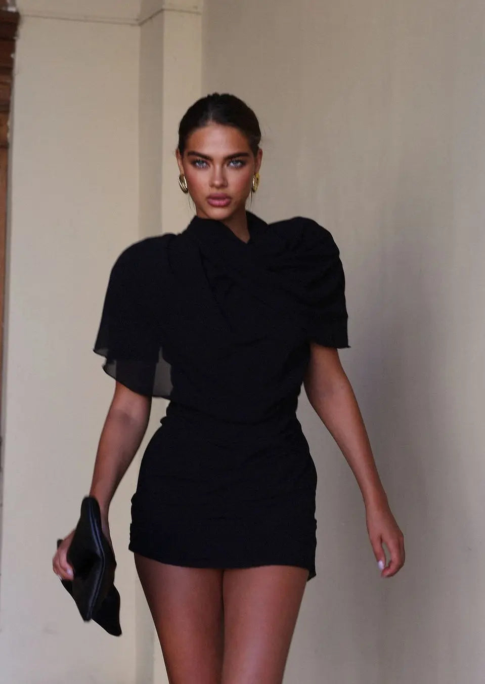 Robe Noire Épaule Haute Mini Couture - BerlinGlamour