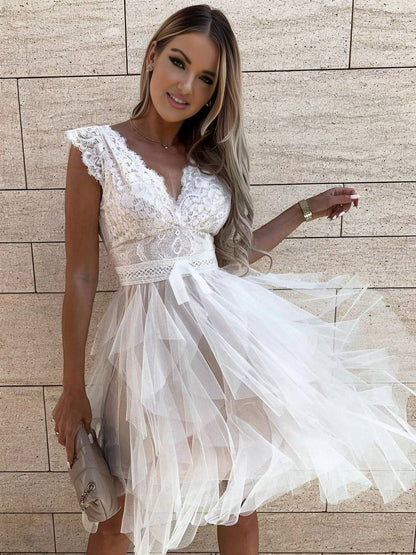 Robe de Soirée Courte et Féminine en Tulle avec Décolleté Profond