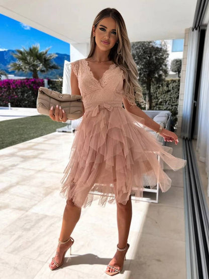 Robe de Soirée Courte et Féminine en Tulle avec Décolleté Profond