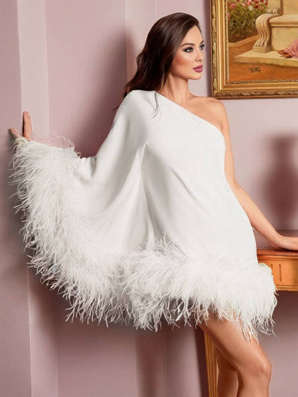 Robe Épaules Découvertes Plumes de Luxe