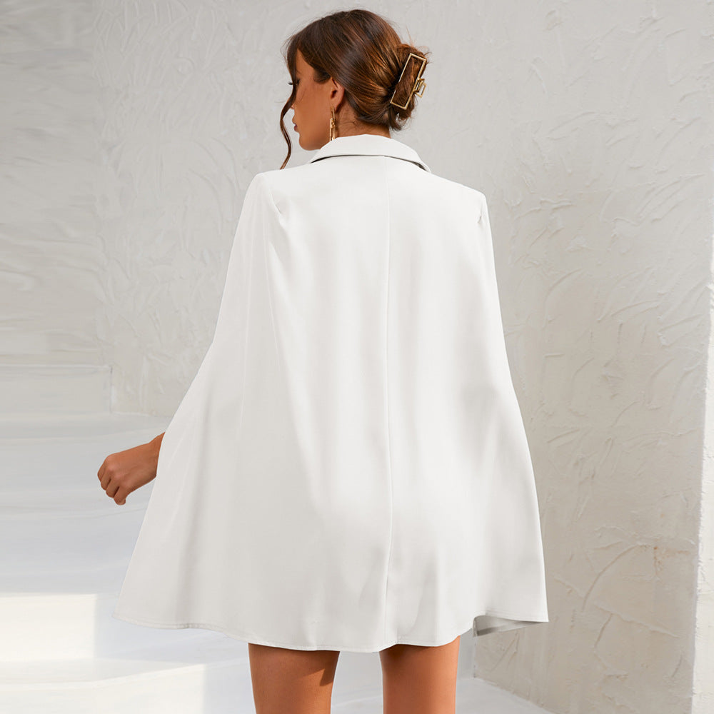 Robe Cape Noire avec Boutons Dorés Élégante