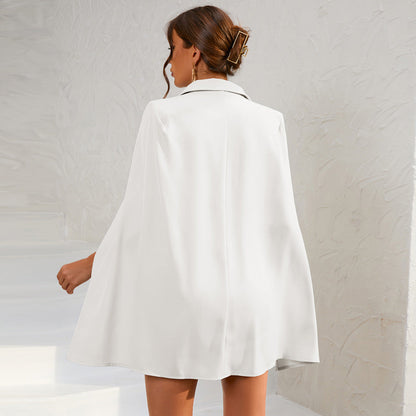 Robe Cape Noire avec Boutons Dorés Élégante
