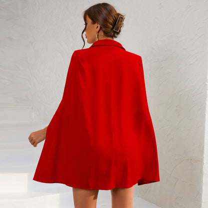 Robe Cape Noire avec Boutons Dorés Élégante